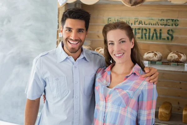 Pareja con brazo alrededor en la panadería — Foto de Stock