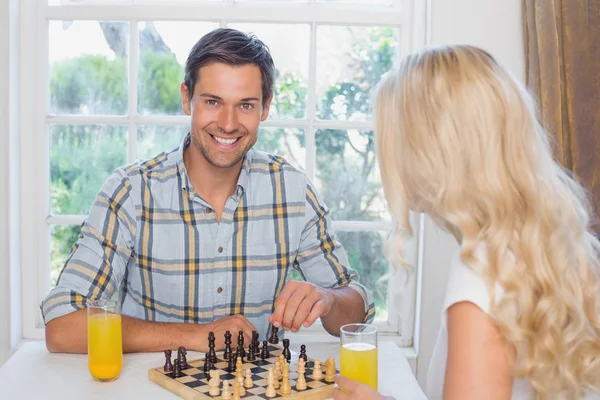 Portakal suyu evde yaparken satranç oynayan Çift — Stok fotoğraf