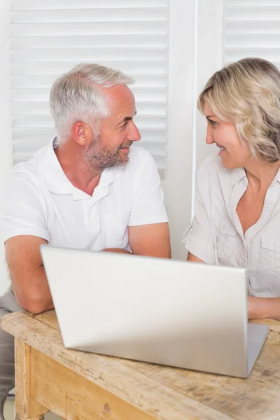 Volwassen paar met behulp van laptop thuis — Stockfoto