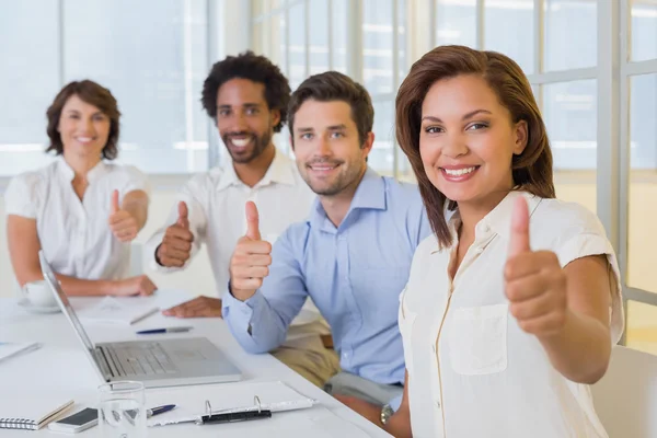 Empresários gesticulando polegares para cima em reunião no escritório — Fotografia de Stock