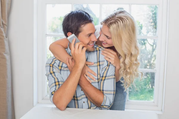 Mann auf Abruf neben einer schönen Frau zu Hause — Stockfoto