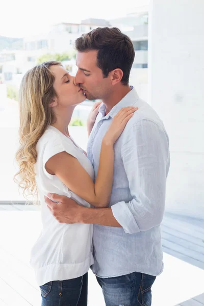 Vista laterale di una coppia amorevole baciare — Foto Stock