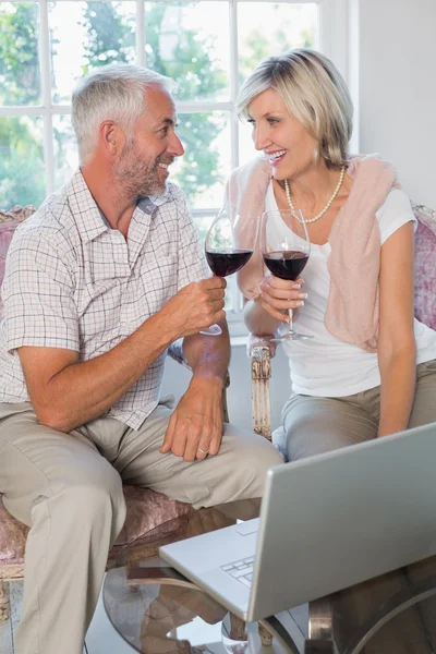 Ouder paar met wijn glazen thuis — Stockfoto