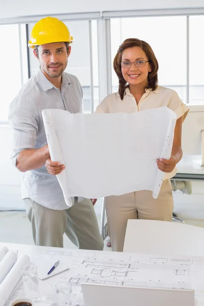 Två affärsmän som arbetar på ritningar i office — Stockfoto