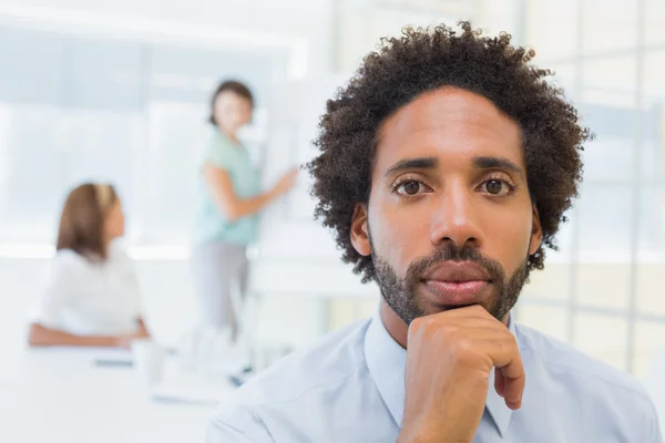 Hombre de negocios serio con colegas en la reunión en la oficina — Foto de Stock