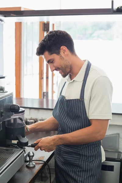 Barista sonriente preparando café expreso en la cafetería — Foto de Stock