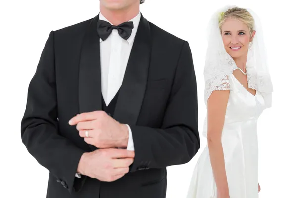 Sposa guardando sposo regolazione manicotto — Foto Stock