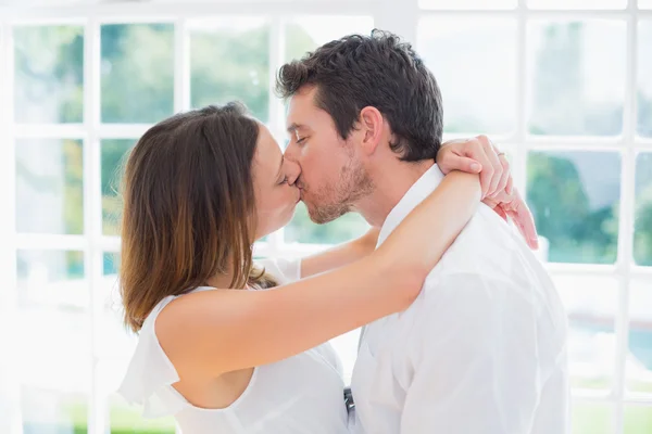 Liebendes junges Paar küsst — Stockfoto