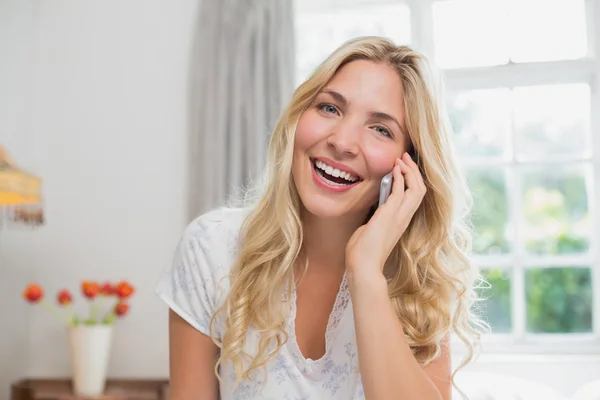 Счастливая молодая женщина с помощью мобильного телефона — стоковое фото