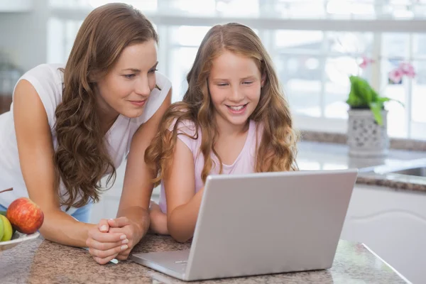 Girl and mother using laptop in house — Stock Photo, Image