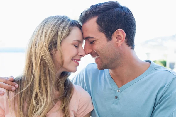 Primo piano di una coppia amorevole con gli occhi chiusi — Foto Stock