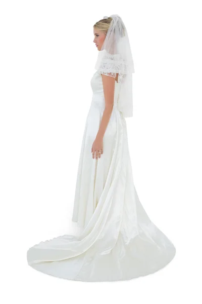 Full length of woman in wedding dress looking away — Stock Photo, Image