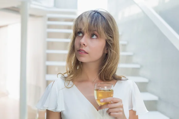 Doordachte mooie jonge vrouw met glas wijn — Stockfoto