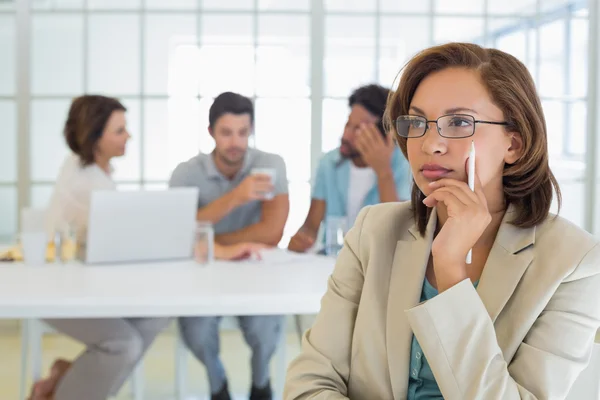 Seriös affärskvinna med kollegor i mötet — Stockfoto