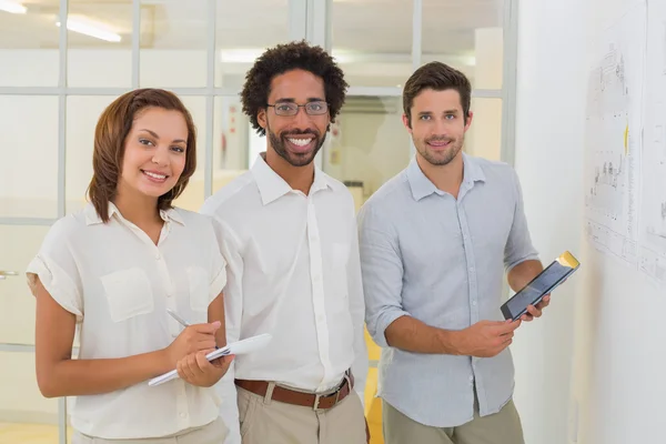 Geschäftsleute mit digitalem Tablet und Notizblock im Büro — Stockfoto