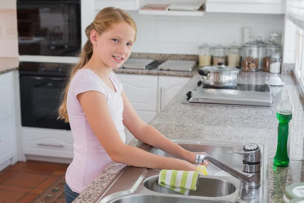 Porträt eines jungen Mädchens, das in der Nähe der Küche steht — Stockfoto