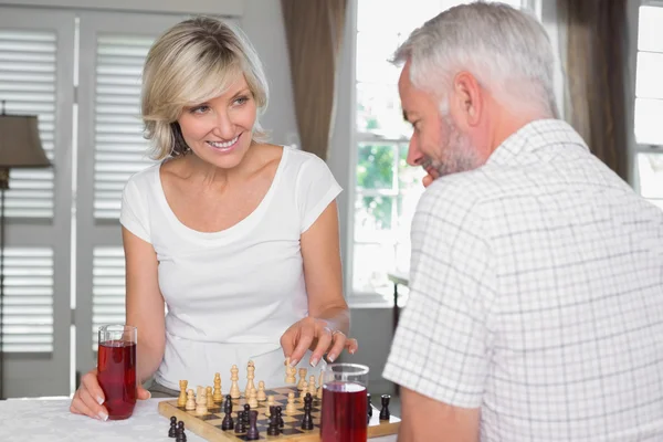 Heureux mature couple jouer échecs — Photo