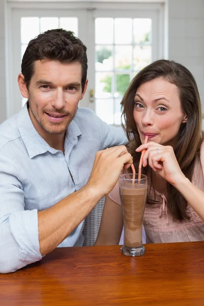 Kärleksfull ungt par dela en drink — Stockfoto