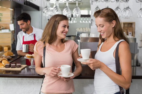 Amici con barista al bancone in caffetteria — Foto Stock