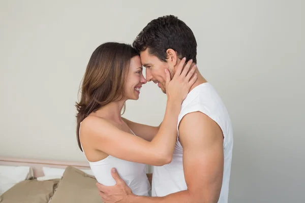 Houden van jong paar kijken naar elkaar — Stockfoto