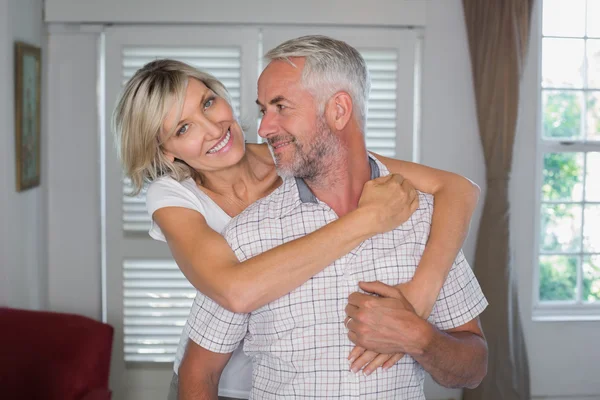 Ritratto di una donna sorridente che abbraccia un uomo maturo — Foto Stock