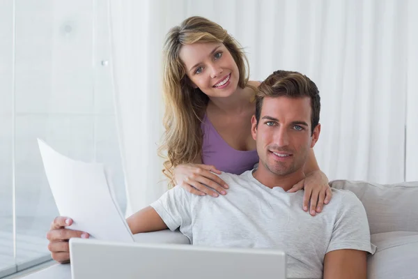 Relaxed couple using laptop on couch — Stock Photo, Image