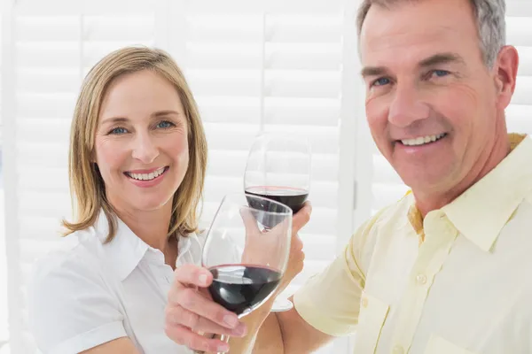Close-up of a couple toasting wine glasses — Stock Photo, Image
