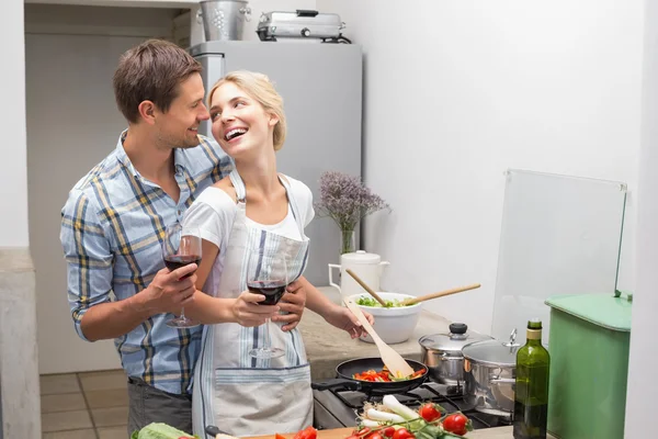 Amare giovane coppia con bicchiere di vino in cucina — Foto Stock