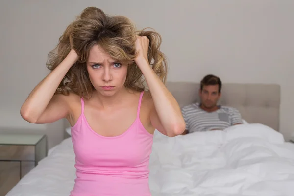 Paar niet praten na een argument in bed — Stockfoto