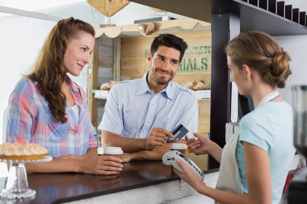 Pareja pagando factura en cafetería usando factura de tarjeta — Foto de Stock