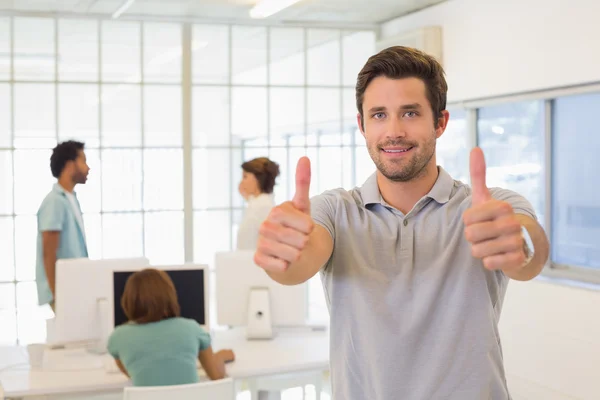 Zakenman gebaren duimen omhoog met collega's in de vergadering — Stockfoto