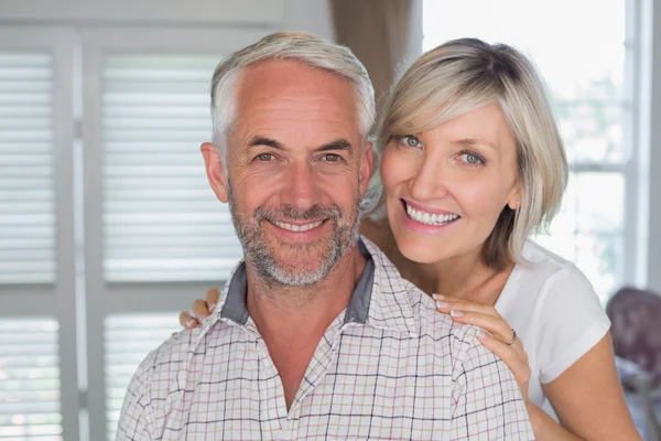 Primer plano de una feliz pareja madura en casa — Foto de Stock