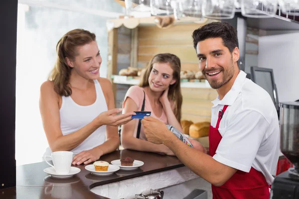 Freunde bezahlen Rechnung im Coffeeshop mit Karte — Stockfoto