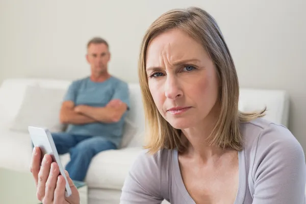 Pareja infeliz no hablando después de una discusión — Foto de Stock