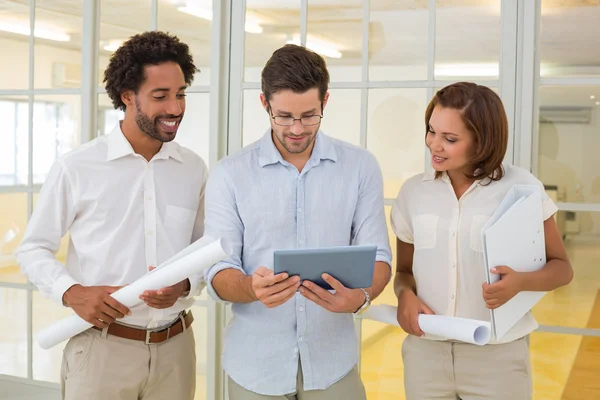 Affärskollegor med digital tablet med ritningar — Stockfoto