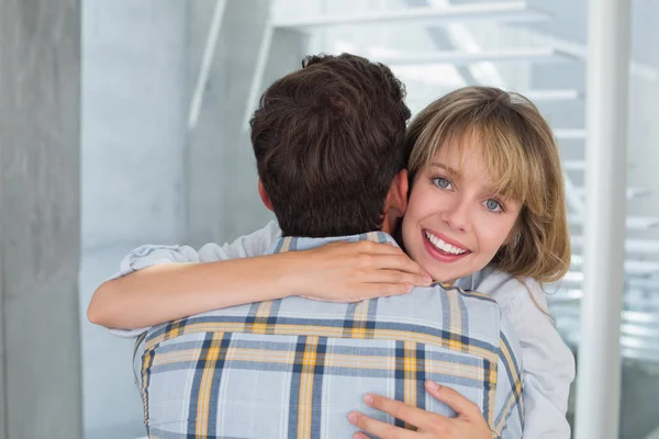 Amare giovane donna abbracciando l'uomo — Foto Stock