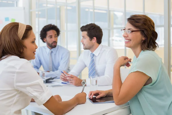 Glad affärsmän i möte på kontoret — Stockfoto