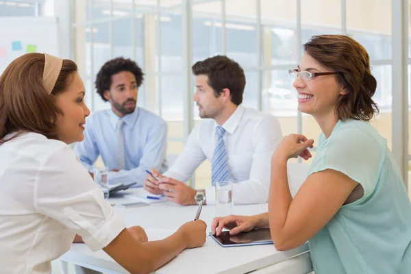 Gelukkig zakenmensen in vergadering op kantoor — Stockfoto