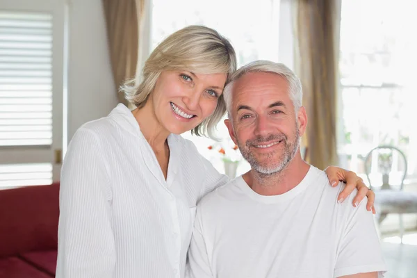 Retrato de una pareja madura feliz relajada — Foto de Stock