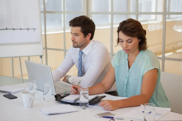 Geschäftsleute, die im Büro arbeiten — Stockfoto