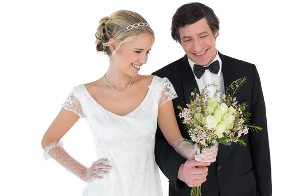 Liebendes Brautpaar mit Blumenstrauß — Stockfoto