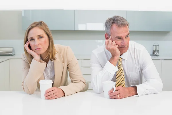 Coppia di affari che non parla dopo una discussione in cucina — Foto Stock