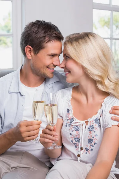 Couple aimant avec flûtes à champagne à la maison — Photo