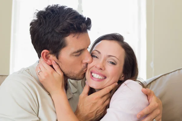 Älskande ung kyssande kvinna i vardagsrum — Stockfoto