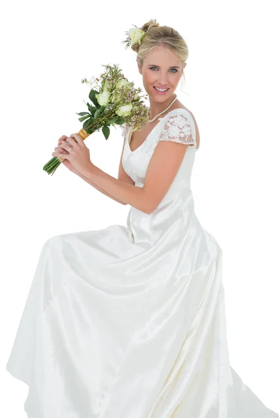 Jonge bruid bloemboeket houden tegen witte achtergrond — Stockfoto
