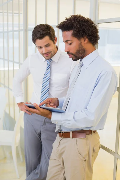 Hommes d'affaires regardant tablette numérique dans le bureau — Photo