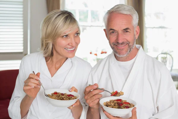 Portrait d'un couple d'âge mûr prenant le petit déjeuner — Photo