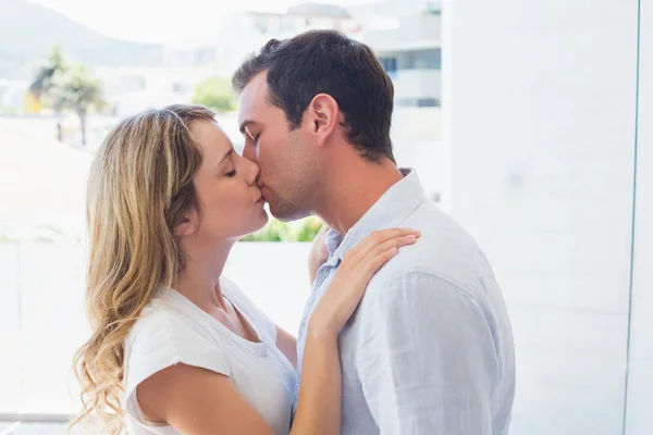 Vista lateral de una pareja amorosa besándose —  Fotos de Stock