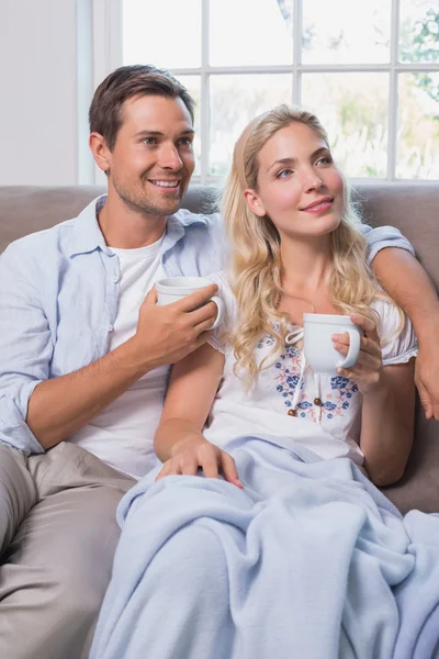 Kahve bardakları evde oturma odasında rahat çiftle — Stok fotoğraf