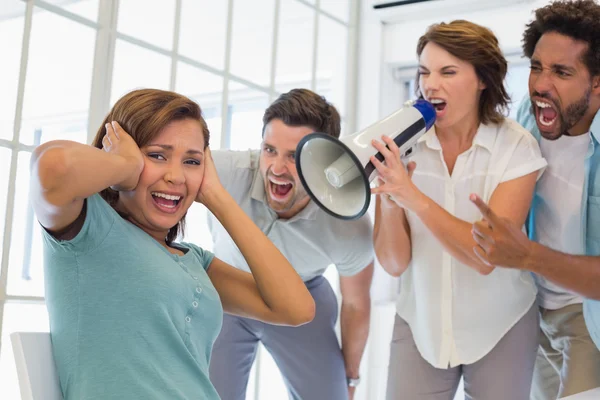 Colleghi urlando attraverso megafono a donna d'affari — Foto Stock